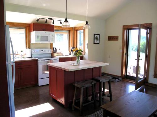 Gorgeous Cabin Getaway on a Farm in Windsor County, Vermont, Sheddsville