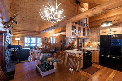 Cozy Mountain Cabin with Jacuzzi Near Ennis Lake in McAllister, Montana in Ennisa (MT)