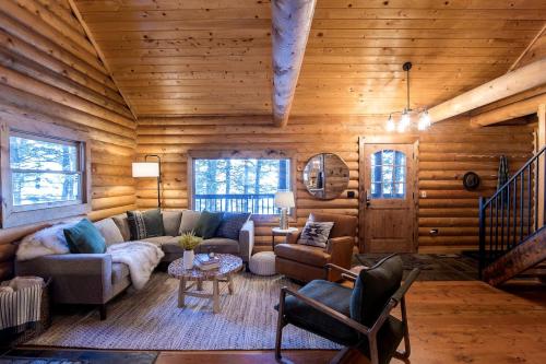 Cozy Mountain Cabin with Jacuzzi Near Ennis Lake in McAllister, Montana in Ennisa (MT)