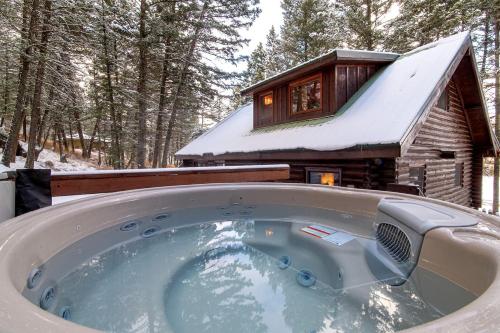 Karstais baseins, Cozy Mountain Cabin with Jacuzzi Near Ennis Lake in McAllister, Montana in Ennisa (MT)
