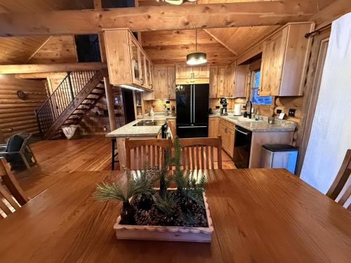 Cozy Mountain Cabin with Jacuzzi Near Ennis Lake in McAllister, Montana in Ennisa (MT)