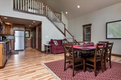 Charming Mountain Cabin for a Family Getaway near Lake McDonald, Montana in เวสต์ กลาเซียร์(MT)