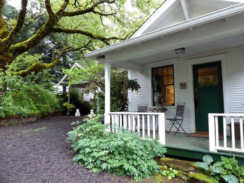 . Idyllic Cottage on Organic Farm near Silver Falls State Park, Silverton, Oregon