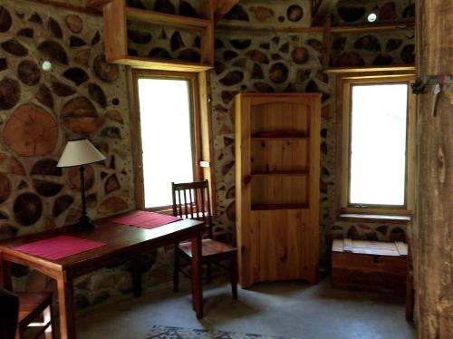 Magical Off-Grid Cottage Rental for Weekend Getaways in Upstate NY in Малон