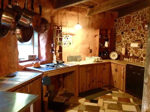 Magical Off-Grid Cottage Rental for Weekend Getaways in Upstate NY in Малон