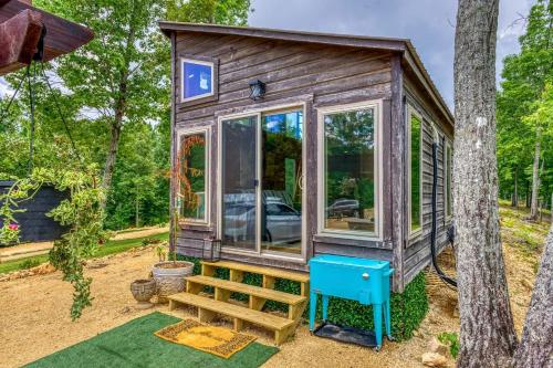 Gorgeous Tiny House with Indoor and Outdoor Lounging Space in Alabama in Rogersville (AL)