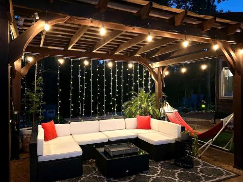 Gorgeous Tiny House with Indoor and Outdoor Lounging Space in Alabama in Rogersville (AL)