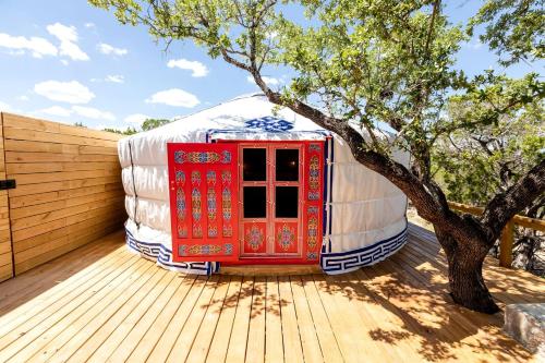 Cozy Yurt with Hot Tub Surrounded by Nature in Dripping Springs, Texas, Hammetts Crossing
