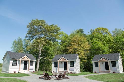 Picturesque Tiny House Rental Ideal for Glamping in New Hampshire in Lee (NH)