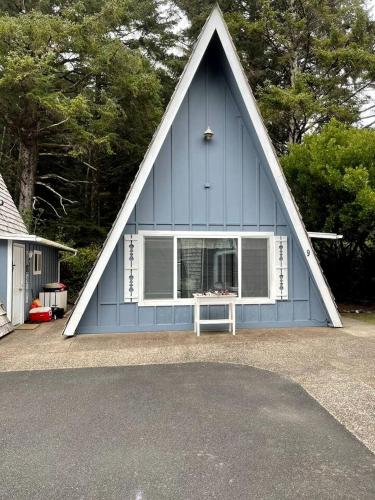 Stunning A Frame with Fantastic Views in Otter Rock, Oregon in Otter Rock (OR)
