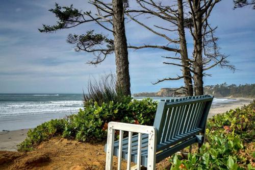 Stunning A Frame with Fantastic Views in Otter Rock, Oregon in Otter Rock (OR)