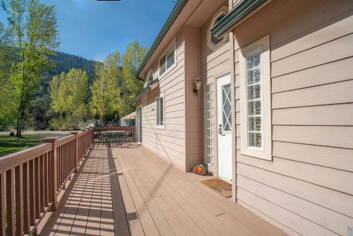 Luxury Cottage with Furnished Deck in Trinity, California