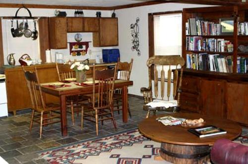 Pet-Friendly Getaway with a Hot Tub near Austin Texas in Elgin
