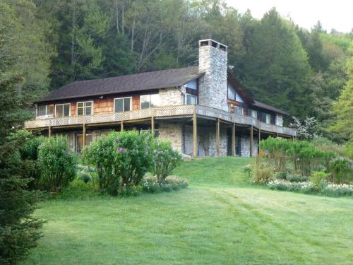Large and Spacious Lakeside Cabin with Mountain Views in Fairhope, Pennsylvania – khách sạn tại Meyersdale