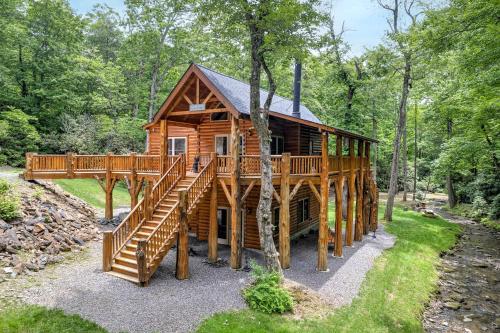 Six-Person Elevated Cabin in the Trees near Black Mountain, North Carolina, Ridgecrest