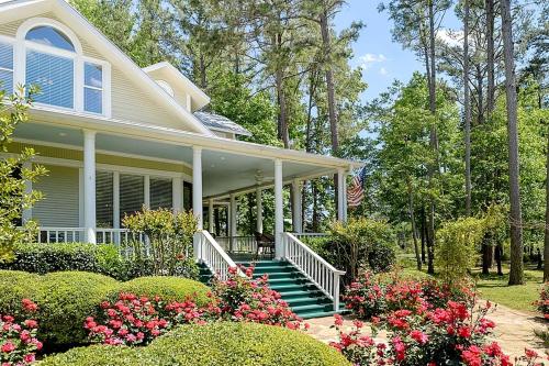 . Incredible Villa Rental for Groups with Pool near Mt Vernon, Texas