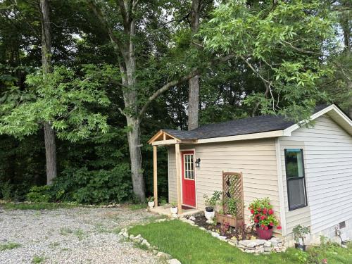 Charming Tiny Cottage in the Woods near Center Hill Lake for a Romantic Getaway near Baxter, Tennessee, Johnsons Chapel