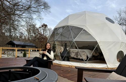 Gorgeous Dome with Fire Pit and Fireplace in Waynesboro, Tennessee