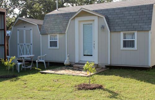 Vista exterior, Simple and Cozy Cabin Rental on Private Ranch Retreat near Austin, Texas in Waelder