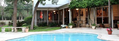 Simple and Cozy Cabin Rental on Private Ranch Retreat near Austin, Texas in Waelder