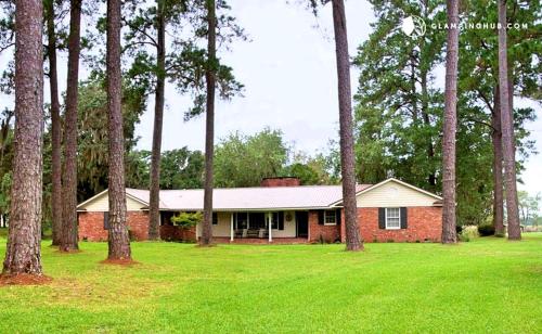 Riverfront Vacation Rental with a Pool and Tennis Court near Brunswick, Georgia in Waverly (GA)