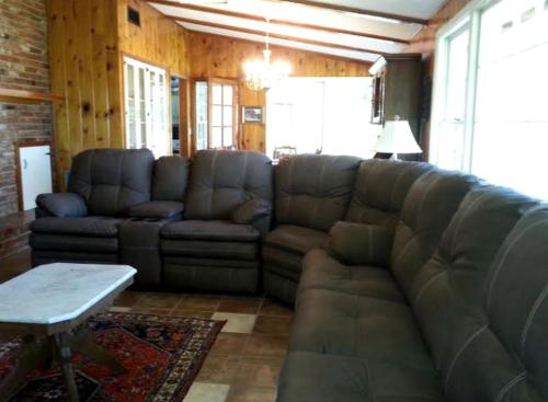 Riverfront Vacation Rental with a Pool and Tennis Court near Brunswick, Georgia in Waverly (GA)