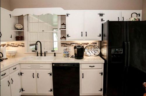 Riverfront Vacation Rental with a Pool and Tennis Court near Brunswick, Georgia in Waverly (GA)
