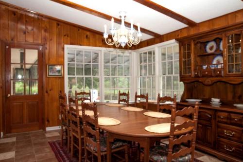 Riverfront Vacation Rental with a Pool and Tennis Court near Brunswick, Georgia in Waverly (GA)