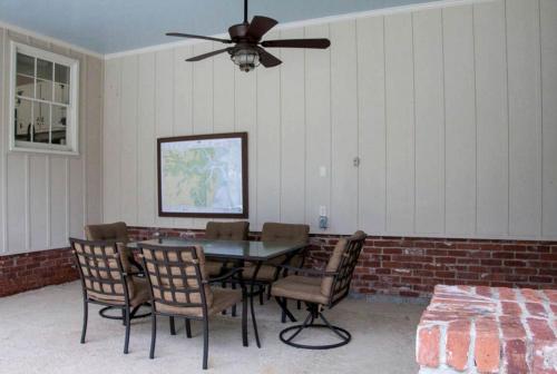 Riverfront Vacation Rental with a Pool and Tennis Court near Brunswick, Georgia in Waverly (GA)