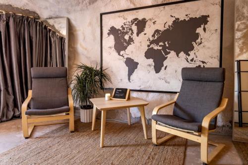 Beautiful Cave by the Colorado River with Stunning Canyon Views for a Unique Adventure in Moab, Utah in Moab Nemzeti Park