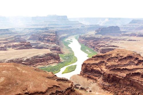 Beautiful Cave by the Colorado River with Stunning Canyon Views for a Unique Adventure in Moab, Utah in Moab Nemzeti Park
