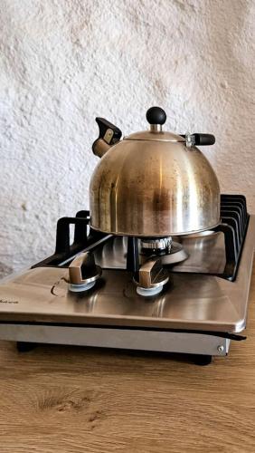 Beautiful Cave by the Colorado River with Stunning Canyon Views for a Unique Adventure in Moab, Utah in Moab Nemzeti Park