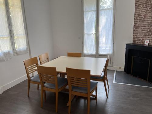 บริการและสิ่งอำนวยความสะดวก, Hébergements le Camp d'Auneau - Aunay Bien (Hebergements le Camp d'Auneau - Aunay Bien) in แซงต์ ซิมโฟเรียง เลอ ชาโต