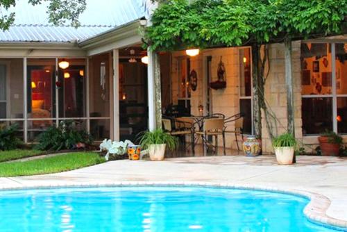 Romantic and Unique Tree House Rental on a Private Ranch in Central Texas in Waelder