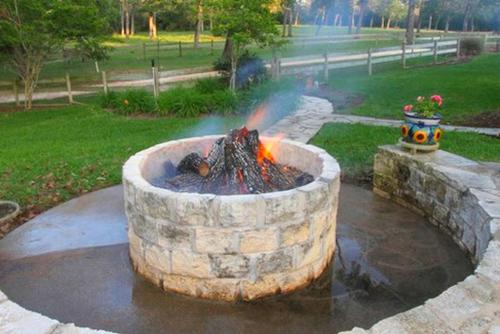 Jacuzzi, Romantic and Unique Tree House Rental on a Private Ranch in Central Texas in Waelder