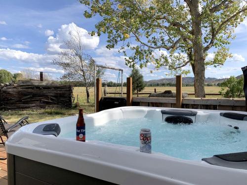 Pezsgőfürdő, Stunning Cottage with Fire Pit in Saratoga, Wyoming in Saratoga (WY)