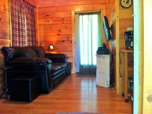 Romantic Cabin Rental for Two with a Private Hot Tub near St. Louis, Missouri in 古巴