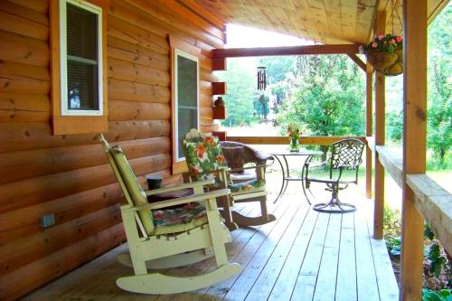 Romantic Cabin Rental for Two with a Private Hot Tub near St. Louis, Missouri in 古巴