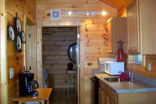 Romantic Cabin Rental for Two with a Private Hot Tub near St. Louis, Missouri in 古巴