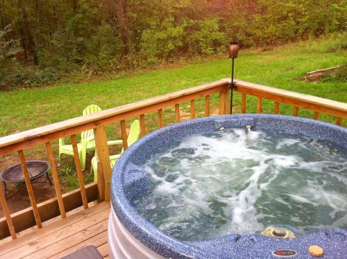 熱水浴缸, Romantic Cabin Rental for Two with a Private Hot Tub near St. Louis, Missouri in 古巴