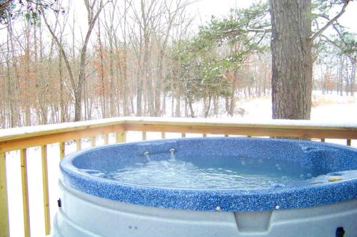 熱水浴缸, Romantic Cabin Rental for Two with a Private Hot Tub near St. Louis, Missouri in 古巴