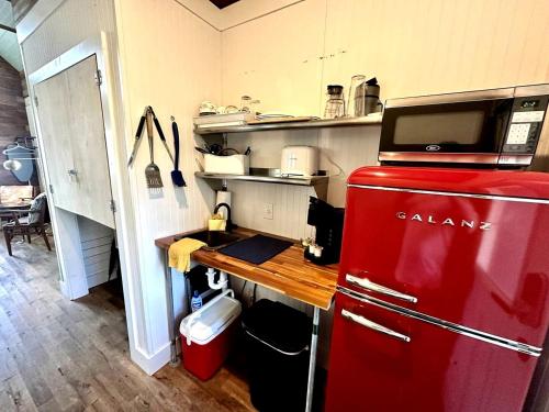 Elevated Cabin in the Trees Perfect for a Weekend Getaway in the Outer Banks, North Carolina in Kitty Hawk (NC)