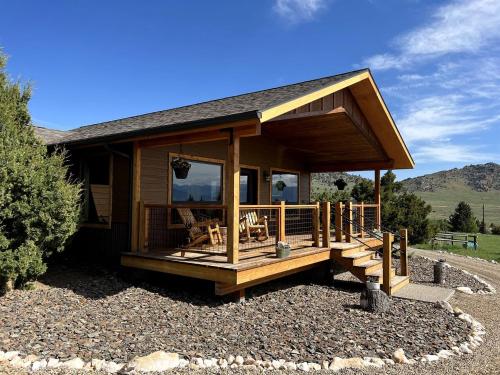 Charming Cabin with Mountain Views Near Madison River in Ennis, Montana