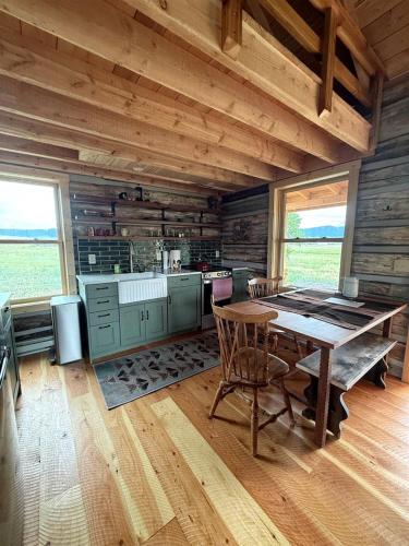 Charming Cabin with Pond and Mountain Views near Downtown Ennis, Montana in Ennisa (MT)