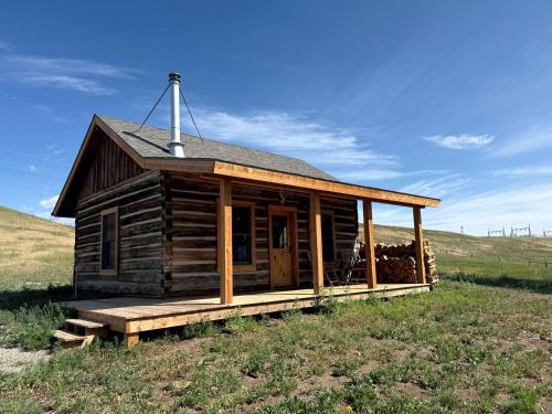 . Charming Cabin with Pond and Mountain Views near Downtown Ennis, Montana