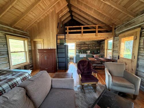 Charming Cabin with Pond and Mountain Views near Downtown Ennis, Montana in Ennisa (MT)