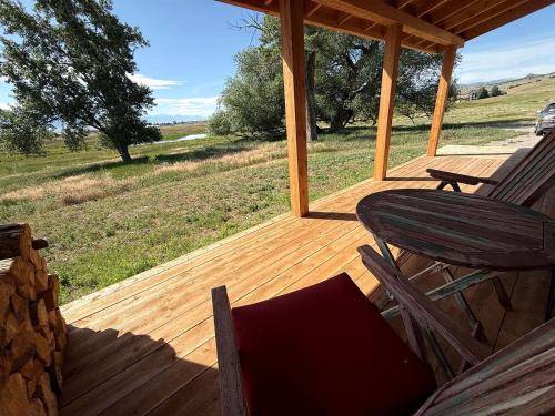 Charming Cabin with Pond and Mountain Views near Downtown Ennis, Montana in Ennisa (MT)