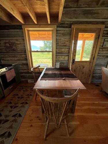 Charming Cabin with Pond and Mountain Views near Downtown Ennis, Montana in Ennisa (MT)