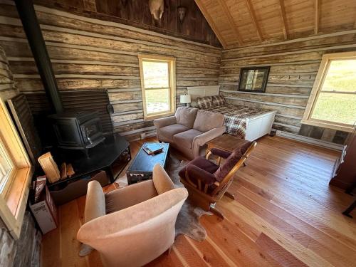 Charming Cabin with Pond and Mountain Views near Downtown Ennis, Montana in Ennisa (MT)
