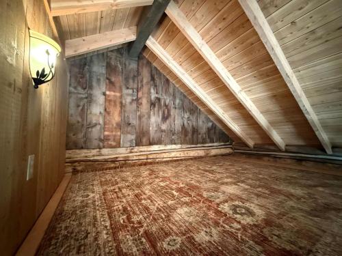 Charming Cabin with Pond and Mountain Views near Downtown Ennis, Montana in Ennisa (MT)